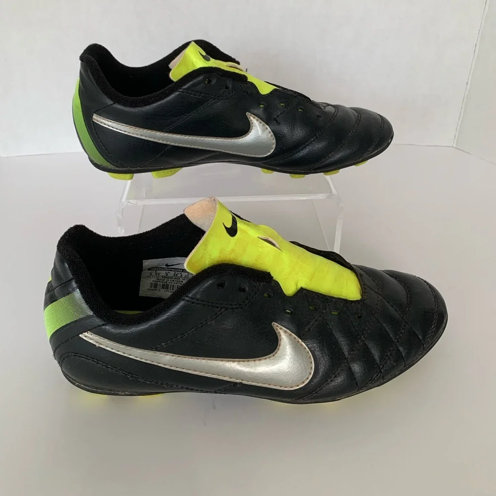 Nike Cleats Boy’s Size 3.5 JR Tiempo Rio FG-R Black White Metallic Silver